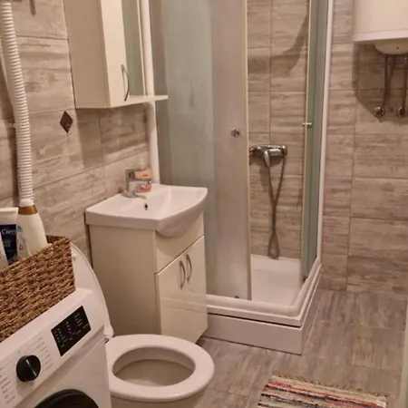 Una شقة نوفي ساد